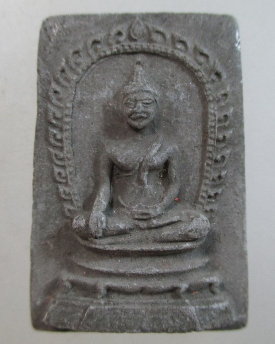 ๒๐ พระพุทธเนื้อผงใบลานดำ รุ่นเสาร์ 5 วัดนินสุขาราม กรุงเทพ ปี 23