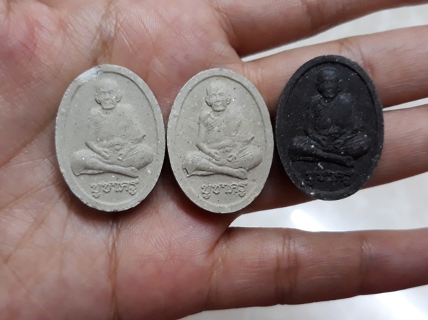 พระผงบูชาครู เนื้อผงเก่า 3 องค์ เนื้อดำและเทา หลวงปู่หมุน หลวงปู่ทองคำเสก