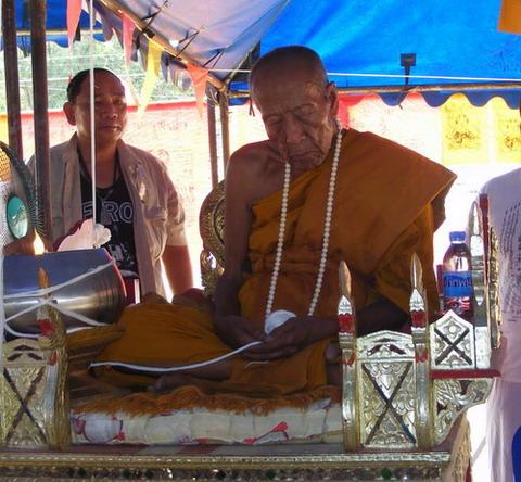 เหรียญรุ่นมหาลาภหนุนดวง๘๘ เสาร์๕ หลวงปู่คำบุ วัดกุดชมพู จ.อุบลฯ ปี2553เลข803 เนื้อทองแดง+กล่อง