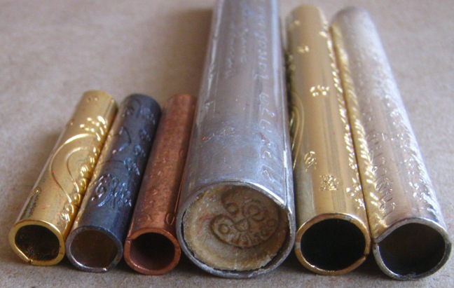 ตะกรุดหลวงปู่แผ้ว มหาพิธีจักรพรรดิ์์์ตราธิราช108คณาจารย์ ไตรมาส ปี2550 ตะกรุด6ดอก+ล็อคเก็ต+กล่องเดิม