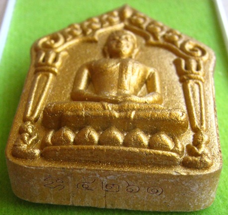 ขุนแผนผงพรายกุมาร"รุ่นเพชรน้ำเอก"พิมพ์ใหญ่ หลังโรยพลอย ปี2557หมายเลข4261พร้อมกล่อง ปลุกเสกโดยหลวงพ่