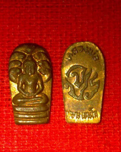 พระปรกมะขาม หลวงพ่อเกษม สุสานไตรลักษณ์ ลำปาง  เอาไป2องค์