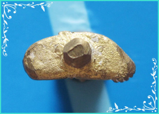 ...พระยอดธง พิมพ์นั่งมารวิชัย หล่อโบราณ เนื้อทองผสม ตอกโค้ด และมีรอยจาร ไม่รู้ที่....