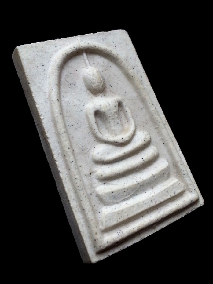 พระสมเด็จวัดระฆังฯ รุ่น 214 ปีเกิด พ.ศ.2545 ( พิมพ์ใหญ่ทรงนิยม ) " เกศเอียงทะลุซุ้ม " พร้อมกล่องเดิม