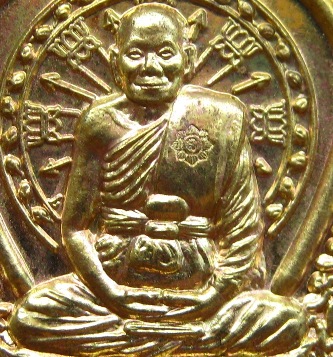 เหรียญนั่งพานชนะมาร หลวงพ่อจรัญ วัดอัมพวัน จ.สิงห์บุรี ปี2554 เนื้อทองระฆังหมายเลข4494พร้อมกล่องเดิม