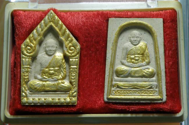 2องค์ พระผงรูปเหมือน หลวงปู่ทิม วัดพระขาว จ อยุธยา ปี2543 พร้อมกล่องเดิม