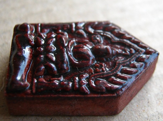 ขุนแผนมนุญโญ65 ปี2545 ฉลองสิริมงคลมายุ 65ปี พิมพ์เล็ก เนื้อผงผสมว่านสบู่เลือด ลงทองฝังเส้นเกศา