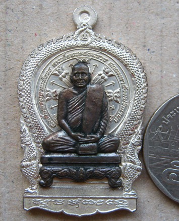 เหรียญนั่งพานใหญ่ สมเด็จพระญาณสังวรฯ วัดบวรนิเวศ ปี2543 มีโค้ดและหมายเลข710