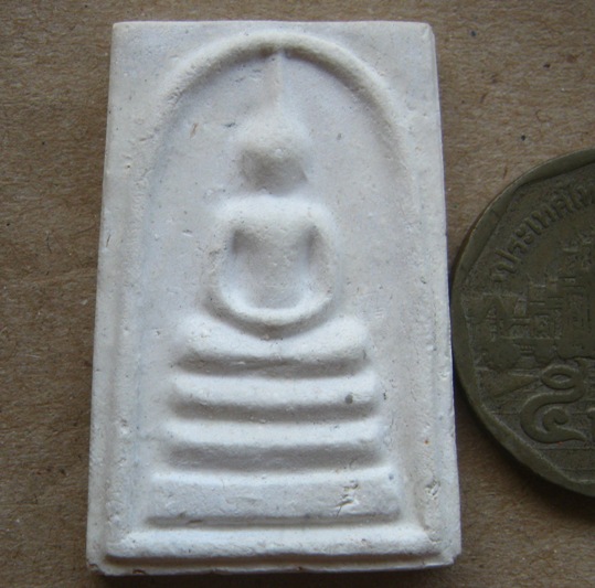 พระสมเด็จบางขุนพรหม วัดใหม่อมตรส กทม. พิมพ์เจดีย์ หลังตรายาง ปี2539 พร้อมตลับสแตนเลส ตามรูป