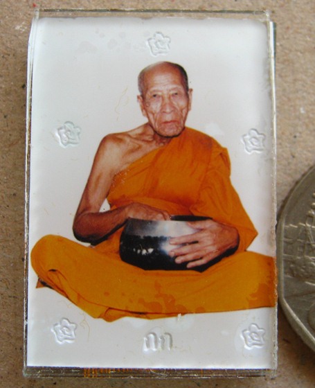 รูปอัดกระจกหลังจีวรปั๊มยันต์ หลวงปู่คำบุ วัดกุดชมภู จ อุบลราชธานี ขนาด 3.2X2.5 ซม แจกกรรมการ 5 โค้ด