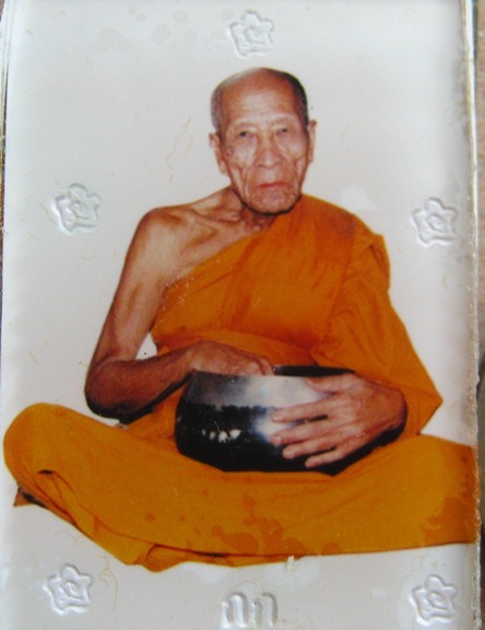 รูปอัดกระจกหลังจีวรปั๊มยันต์ หลวงปู่คำบุ วัดกุดชมภู จ อุบลราชธานี ขนาด 3.2X2.5 ซม แจกกรรมการ 5 โค้ด