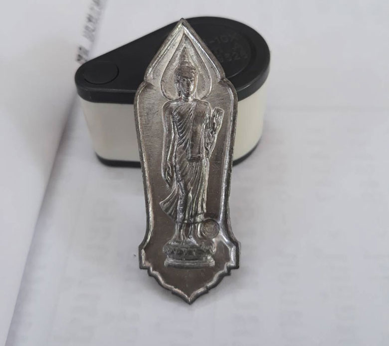 ถ่ายเเบบดิบๆพระพุทธ 25 ศตวรรษ เนื้อตะกั่ว ปี 2500 (ตอกโค๊ต วป.หลวงปู่ทิม วัดละหารไร่ ปลุกเสก)องค์ที1