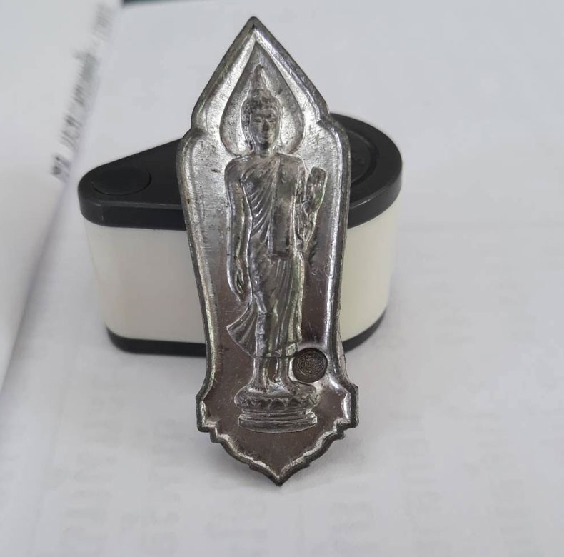 ถ่ายเเบบดิบๆพระพุทธ 25 ศตวรรษ เนื้อตะกั่ว ปี 2500 (ตอกโค๊ต วป.หลวงปู่ทิม วัดละหารไร่ ปลุกเสก)องค์ที2