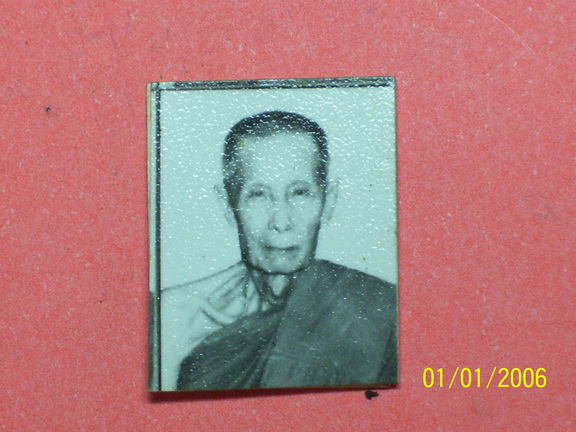 รูปภาพ ลป.โต๊ะ วัดประดู่ฉิมพลี หลังยันต์ตรีนิสิงห์เห (หายาก) ประมาณปี21 ทันท่านครับ