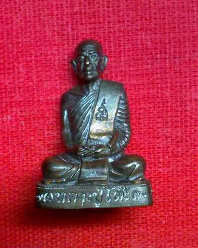 รูปหล่อลป.โต๊ะ วัดประดู่ฉิมพลี ใต้ฐานอุดผงอังคารหลวงปู่โต๊ะ เนื้อนวโลหะ