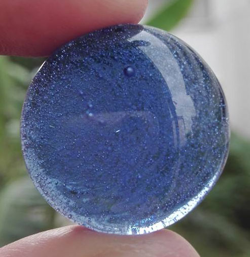 ไหลน้ำพี้สีน้ำเงิน หายาก เม็ดใหญ่ ขนาดเส้นผ่าศูนย์กลาง 2.5 ซม.  หายาก จากบ่อเหล็กน้ำพี้ 