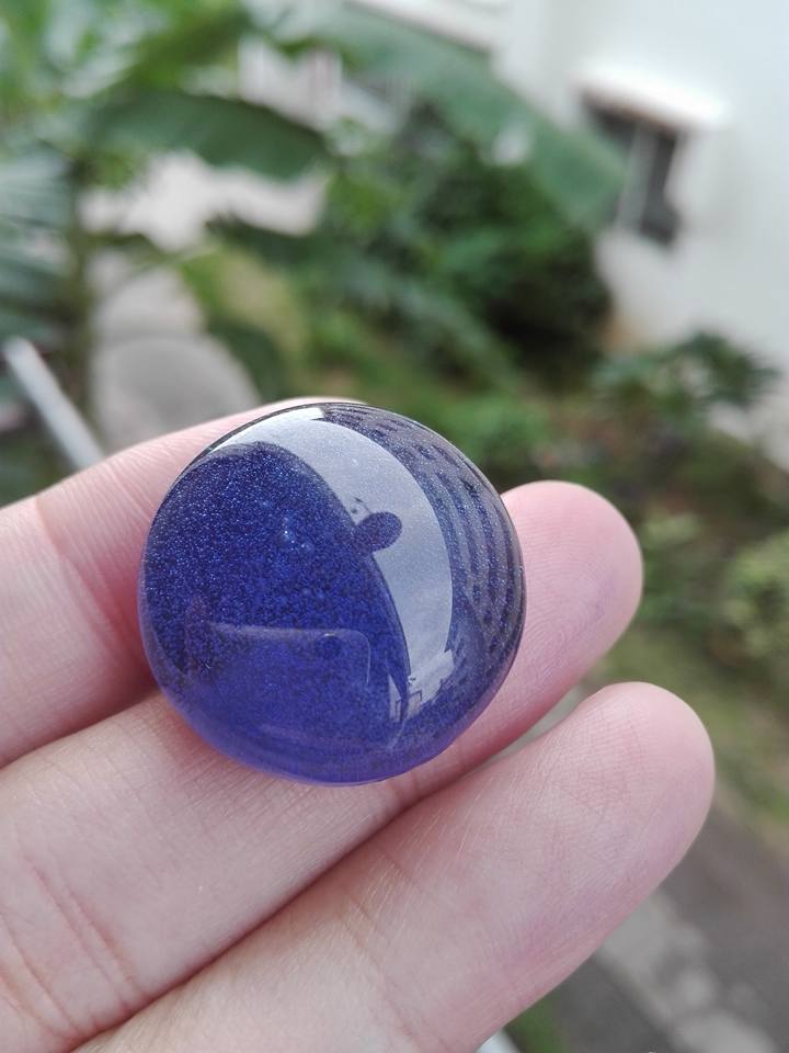 ไหลน้ำพี้สีน้ำเงิน หายาก เม็ดใหญ่ ขนาดเส้นผ่าศูนย์กลาง 2.5 ซม.  หายาก จากบ่อเหล็กน้ำพี้ 