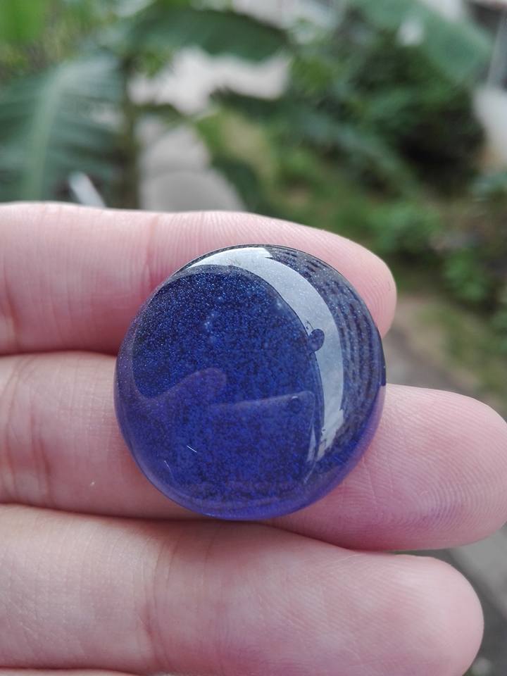 ไหลน้ำพี้สีน้ำเงิน หายาก เม็ดใหญ่ ขนาดเส้นผ่าศูนย์กลาง 2.5 ซม.  หายาก จากบ่อเหล็กน้ำพี้ 