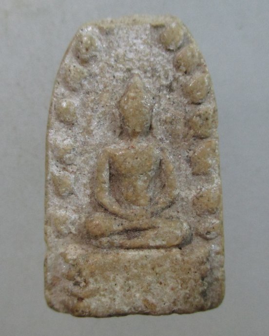 ๒๐ พระผงข้างเม็ด