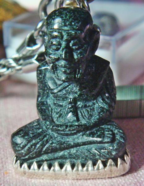 หลวงปู่ทวดวัดช้างให้ หินแกะ 