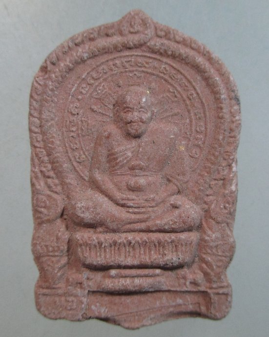 ๒๐ พระผงนั่งพานหลวงปู่ทวด