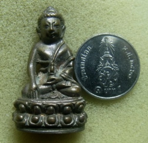 **วัดใจ**พระกริ่งใหญ่ ก้นถ้วย เก่าๆ เนื้อโลหะผสม ไม่ทราบที่**เนื้อจัดๆ สวย เชิญชมครับ 