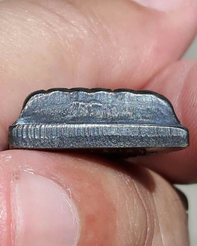 เหรียญเตารีดหลวงปู่ทวดหลังหนังสือใหญ่ บล็อคตัว ท. พิมพ์นิยม หลังบล้อคเสาอากาศปี2505