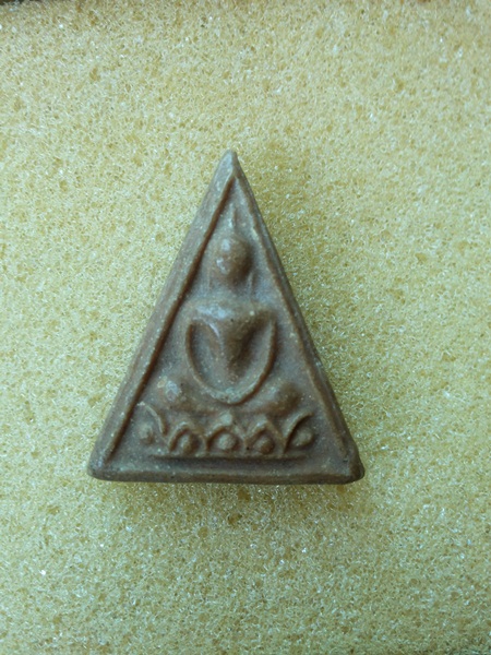 พระนางพญา วัดพระพุทธบาท จ.สระบุรี ปี 2518 เนื้อผงน้ำมัน