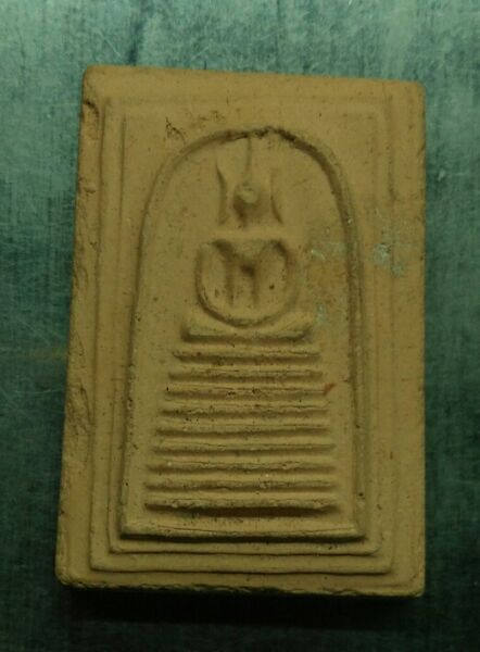 พระสมเด็จ9ชั้นวัดเกษไชโยรุ่นเนื้อกระเบื้องหลังคาโบสถ์ ปี21สวยๆครับ