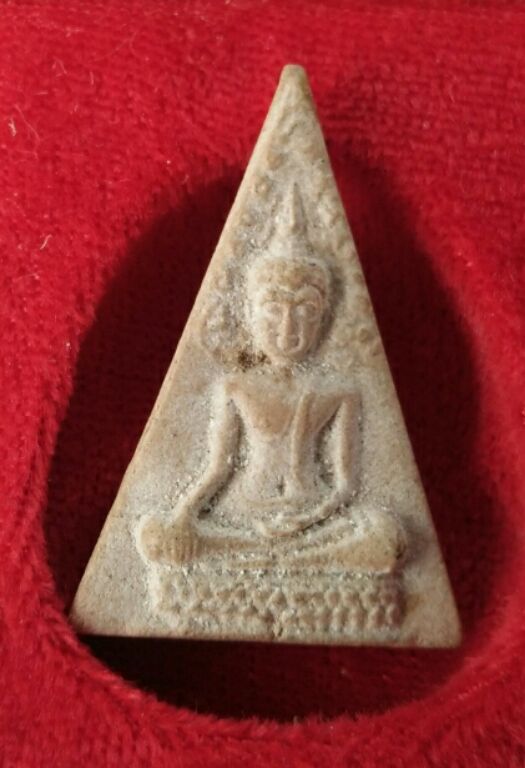 พระนางพญาหลังดอกจันทร์รุ่นฟ้าผ่า วัดพรหมรังษี หลวงปู่โต๊ะปลุกเสกปี21