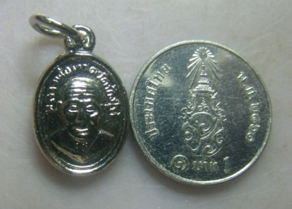 **วัดใจ**เหรียญเม็ดแตง หลวงปู่ทวด รุ่นแรก อาจารย์นอง วัดทรายขาว ปี ๒๕๔๒**เนื้อกะไหล่เงิน สวยๆ