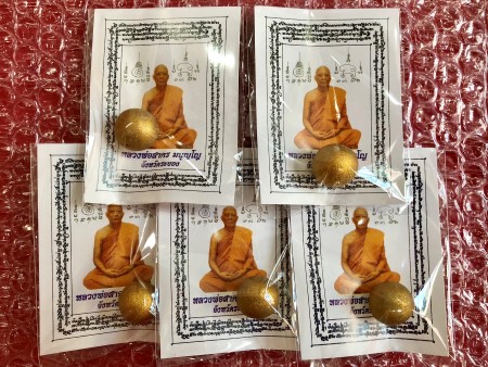 ฺฺB#เคาะเดียวแดง++ ลูกอมเมตตามหานิยม โค๊ทนะ คัดสวยโค๊ทชัดๆเนื้อว่านดอกทองผงพรายกุมารปี 54จำนวน 5 ลูก