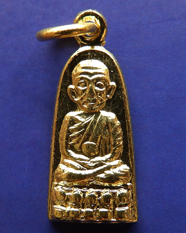 2.เหรียญหลวงปู่ทวด วัดช้างให้ รุ่นทะเลซุง พิมพ์เล็กชุบทอง พ.ศ. 2508