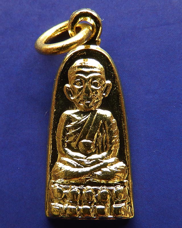 3.เหรียญหลวงปู่ทวด วัดช้างให้ รุ่นทะเลซุง พิมพ์เล็กชุบทอง พ.ศ. 2508