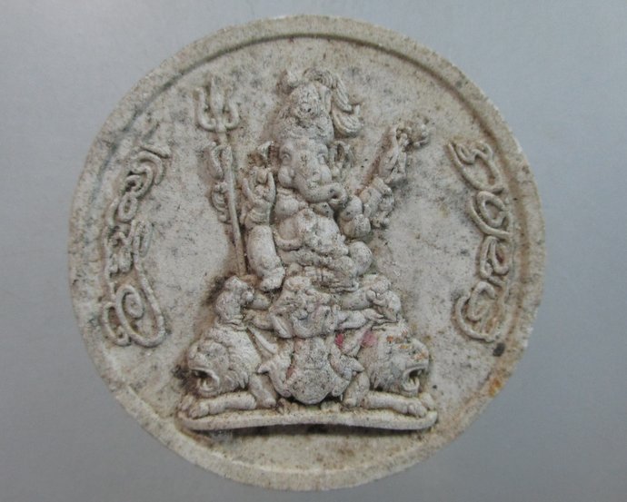 ๒๐ จันทร์ลอยพระพิฆเนศ สน พลับพลาไชย เนื้อผง