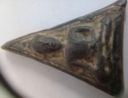 พระนางพญา หลวงพ่อจง ปี ๒๕๐๐ เนื้อดินดำ หลัง " อุ "