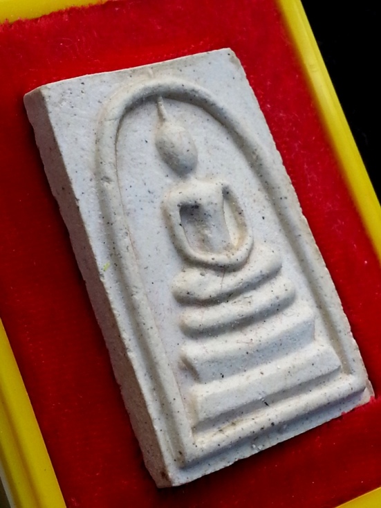 พระสมเด็จวัดระฆังฯรุ่น 214 ปีเกิด พ.ศ.2545 (พิมพ์ใหญ่ทรงนิยม) "เกศเอียงทะลุซุ้ม" พร้อมกล่องเดิม # 2