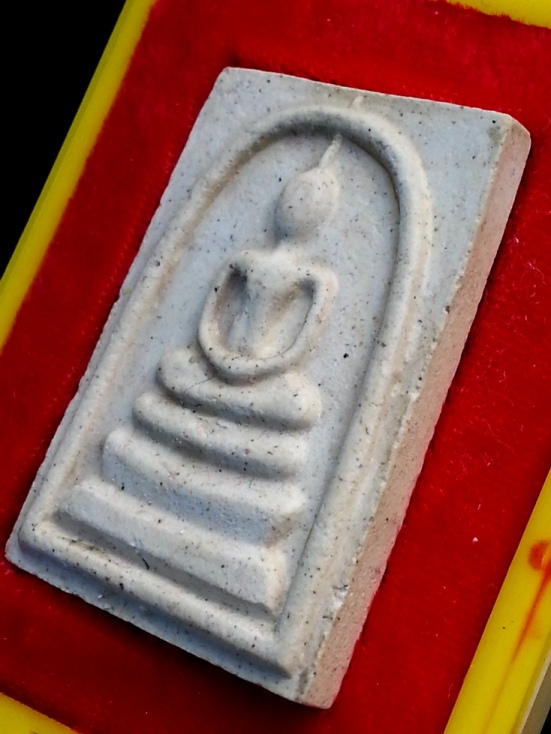 พระสมเด็จวัดระฆังฯรุ่น 214 ปีเกิด พ.ศ.2545 (พิมพ์ใหญ่ทรงนิยม) "เกศเอียงทะลุซุ้ม" พร้อมกล่องเดิม # 2