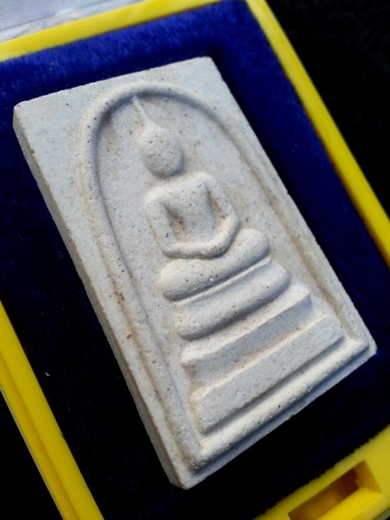 พระสมเด็จวัดระฆังฯ รุ่น 214 ปีเกิด พ.ศ.2545 (พิมพ์พระประธาน) "เกศจรดซุ้ม" หลังตรายางๆ พร้อมกล่องเดิม