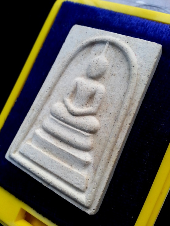 พระสมเด็จวัดระฆังฯ รุ่น 214 ปีเกิด พ.ศ.2545 (พิมพ์พระประธาน) "เกศจรดซุ้ม" หลังตรายางๆ พร้อมกล่องเดิม