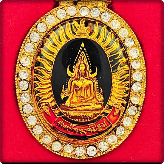 เดิมเดิมพร้อมกล่องเข็มกลัดที่ระลึก งานเททองหล่อพระสมเด็จองค์ปฐมทองคำ ปี 2542 จัดให้พร้อมกล่องเดิม
