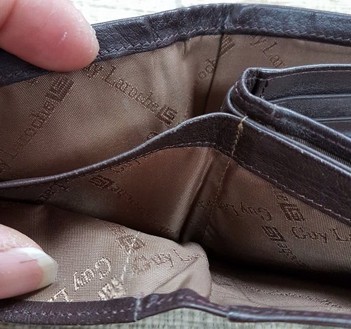 กระเป๋าสตางค์ผู้ชาย Guy Laroche สีน้ำตาลเข้ม  มือ2 ของแท้ แบบหนังนิ่ม