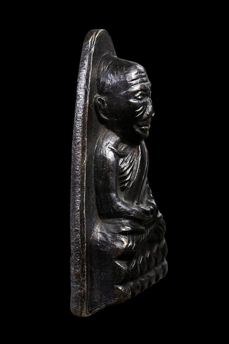 หลวงปู่ทวด พิมพ์หลังหนังสือใหญ่ เสาอากาศ ไหล่จุด " เคาะเดียวแดง "