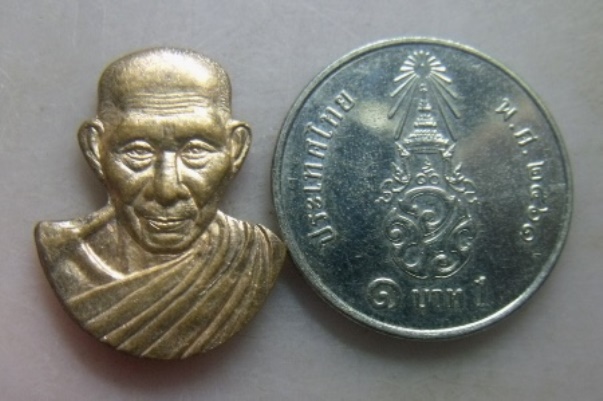 **วัดใจ**เหรียญตัดขอบชิด หลวงพ่อเกษม เขมโก รุ่นมงคลเกษม ๗ รอบ ๘๔ ปี**สวยๆ เชิญชมครับ