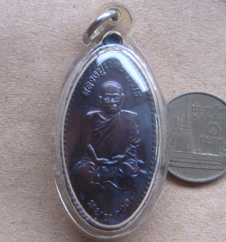 เหรียญใบขี้เหล็กหนุนดวงหลวงปู่แผ้ว ปวโร วัดหนองพงนก จ.นครปฐม ปี2554 เนื้อทองแดงรมดำ เลี่ยมกันน้ำพร้อ