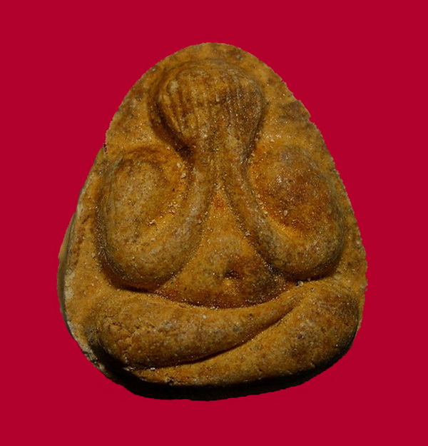 พระปิดตา หลังยันต์พุทโธ ออกวัดลาดปลาเค้า เนื้อเกสรเหลือง ๆ หลวงปู่โต๊ะปลุกเสก ปี 21