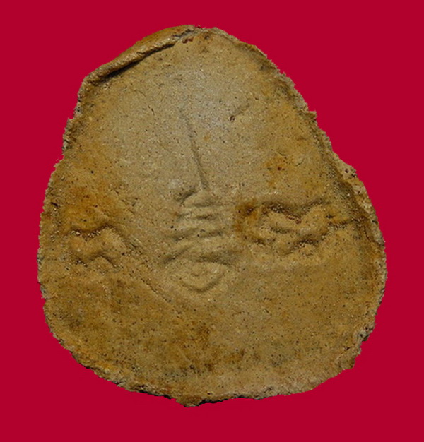 พระปิดตา หลังยันต์พุทโธ ออกวัดลาดปลาเค้า เนื้อเกสรเหลือง ๆ หลวงปู่โต๊ะปลุกเสก ปี 21