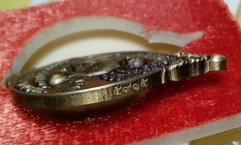 เหรียญครูบาเจ้าศรีวิชัย รุ่นกตัญญูครูบา โดยมูลนิธิสถาบันครูบาเจ้าศรีวิชัย เนื้อทองฝาบาตรรมดำ 