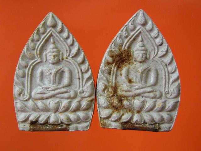 หลวงพ่อเกษม พระผงเจ้าสัว รุ่นบารมี 81 ฝังตะกรุดเงิน ปี35...2 องค์...