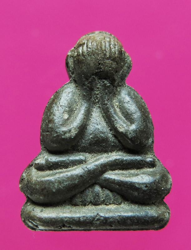 พระปิดตาเนื้อดินเก้าบัง ลอยองค์หลังยันต์ สร้างปี 34 หลวงปู่คำพันธ์ โฆสปัญโญ วัดธาตุมหาชัย